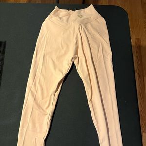 CLS V Cut Waist Scrunch Butt Leggings